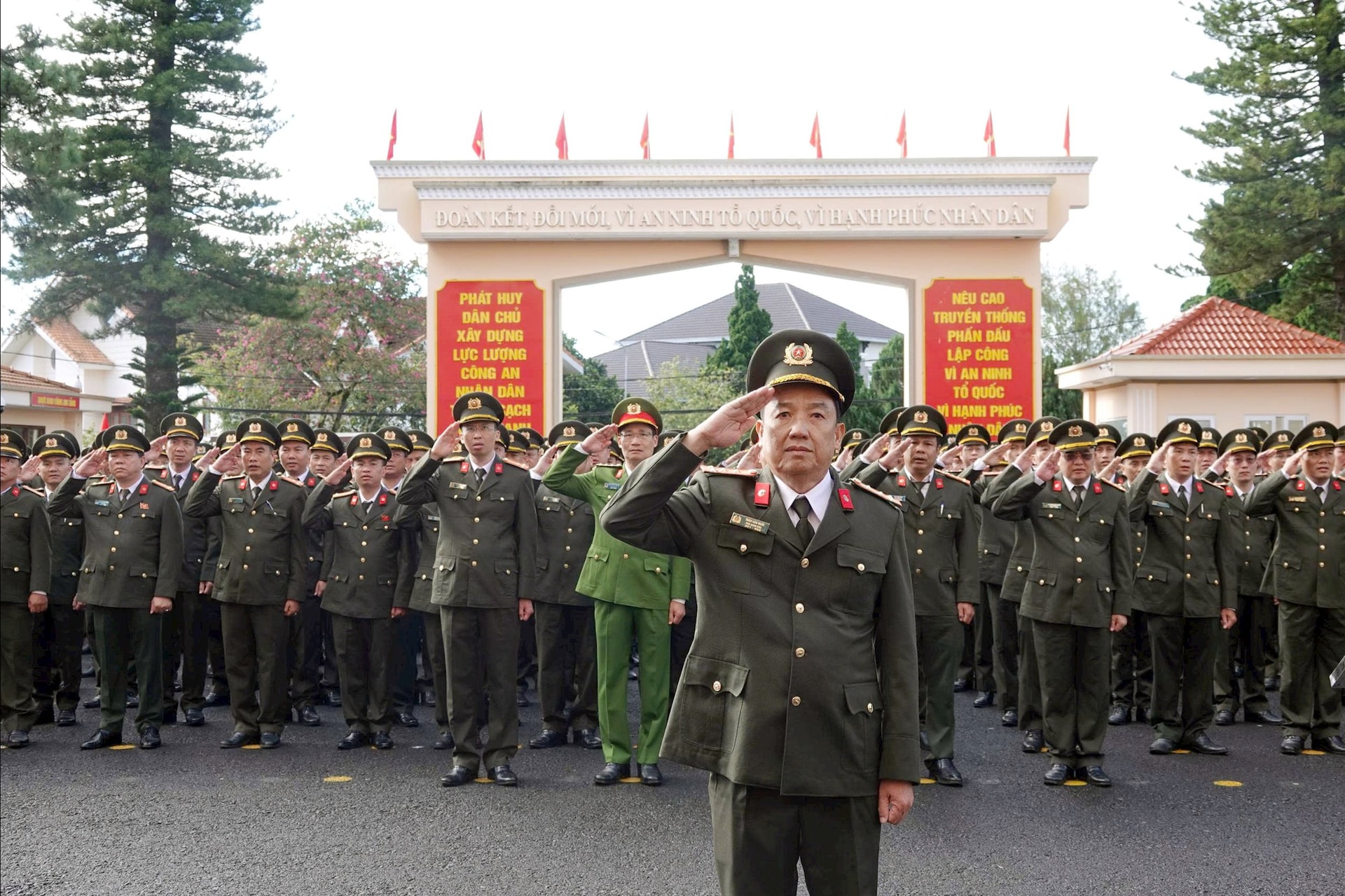 Petugas dan prajurit Kepolisian Provinsi Lam Dong menghadiri Upacara Penghormatan Bendera pada bulan September 2025