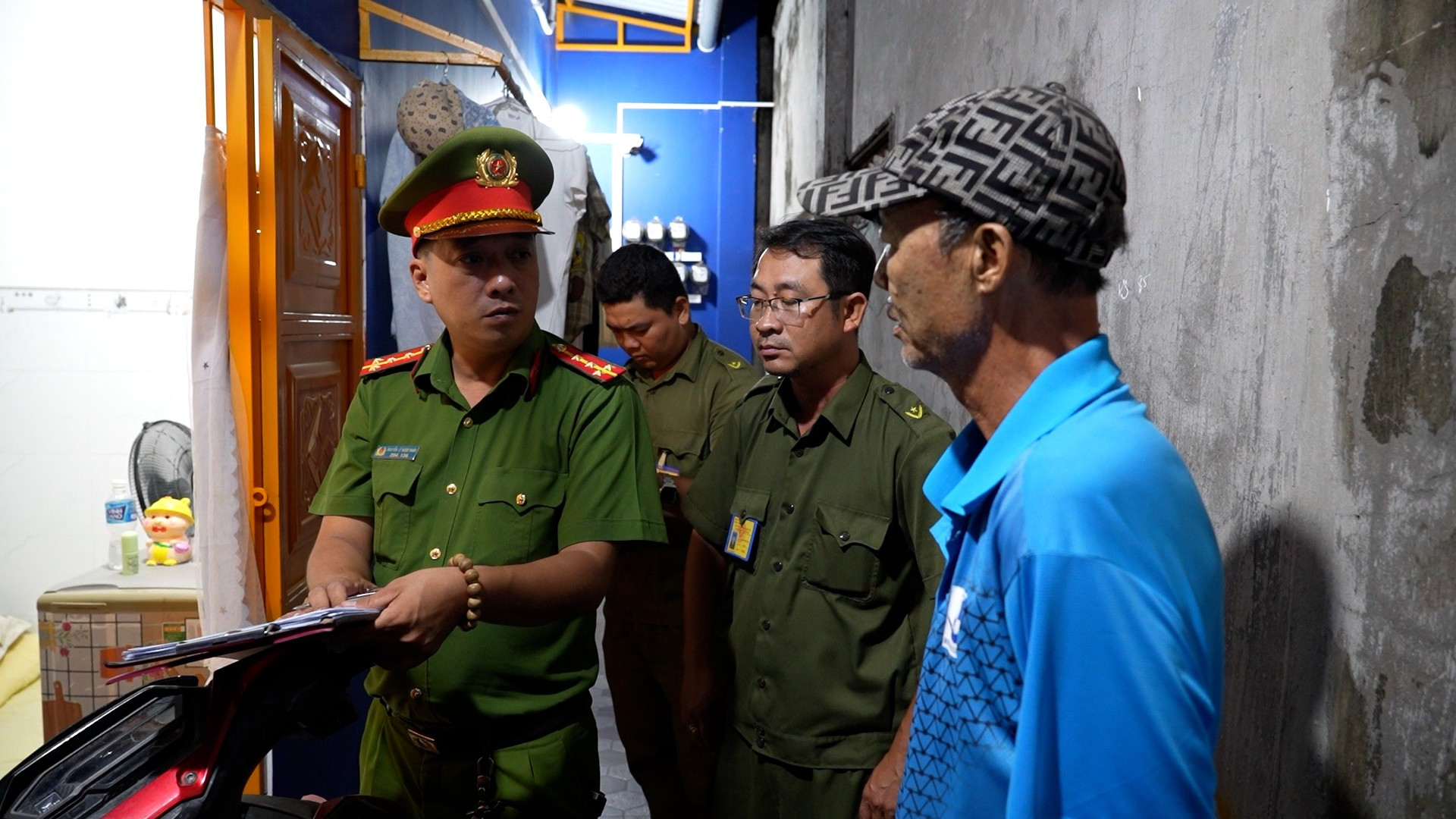Công an phường tăng cường kiểm tra hành chính một số