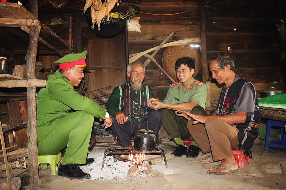 Bao Lam 4 commune police force regularly exchanges with village elders and prestigious people about the local situation.