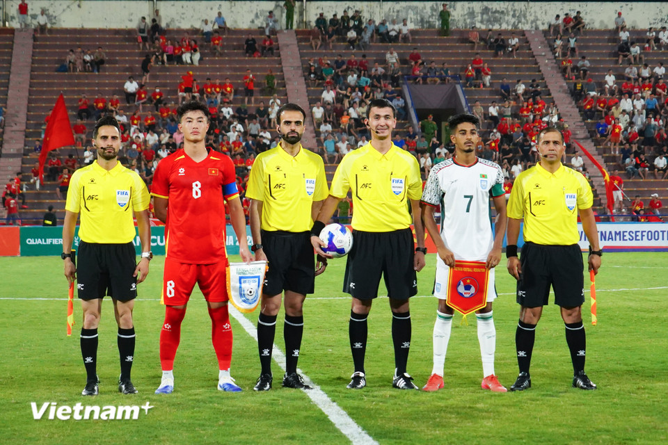 Tối 3/9, Đội tuyển U23 Việt Nam (áo đỏ) tiếp đón đối thủ U23 Bangladesh ở lượt trận mở màn Vòng loại U23 châu Á 2026. (Ảnh: Việt Anh/Vietnam+)