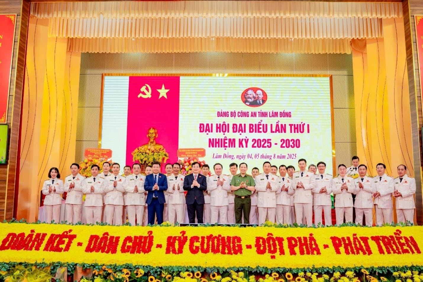 successfully-organized-the-Party Congress-of-the-Ministry-of-Public-Security-of-Lam-Dong-Province(1).jpg