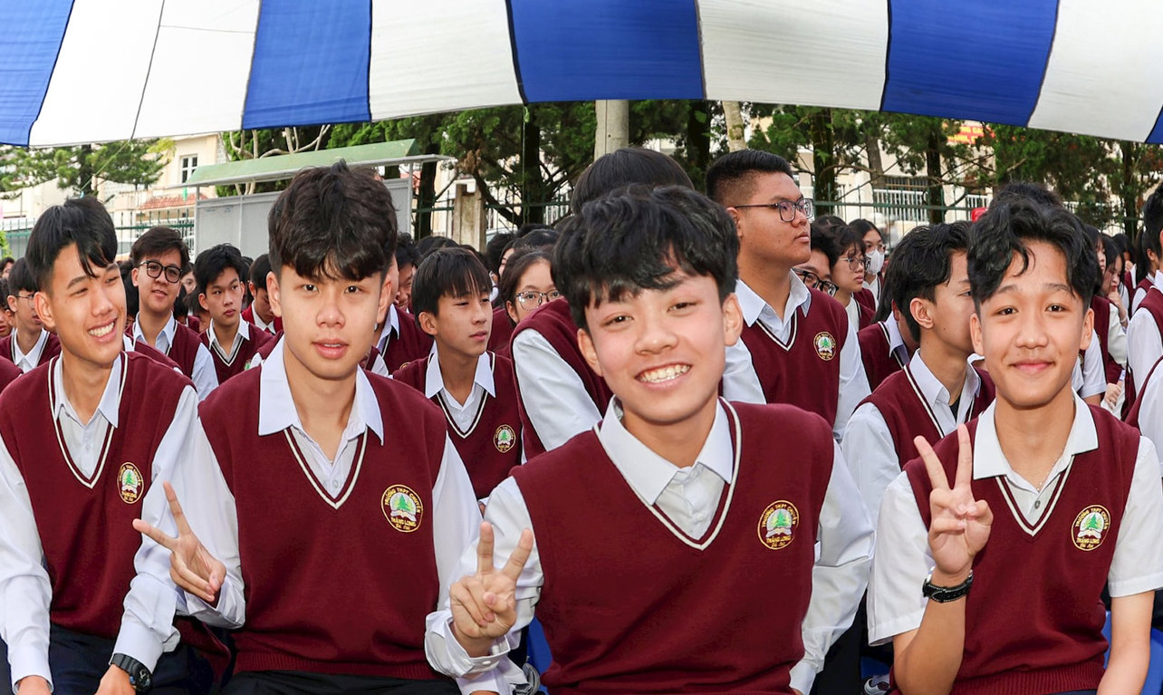 Học sinh Trường THPT Chuyên Thăng Long hào hứng chào đón năm học mới