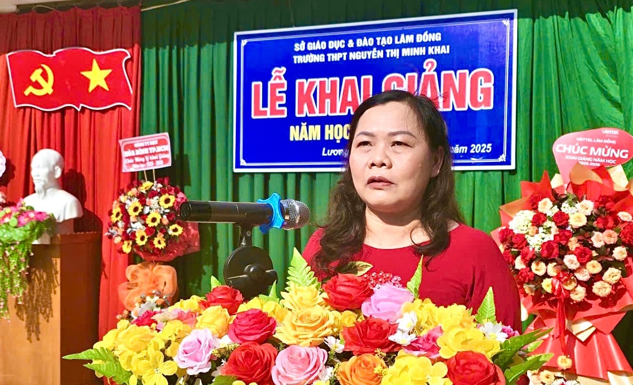 Fru Nguyen Thi Thuan Bich, vice ordförande för Lam Dongs provinsiella folkråd, höll ett tal vid öppningsceremonin (1).jpg
