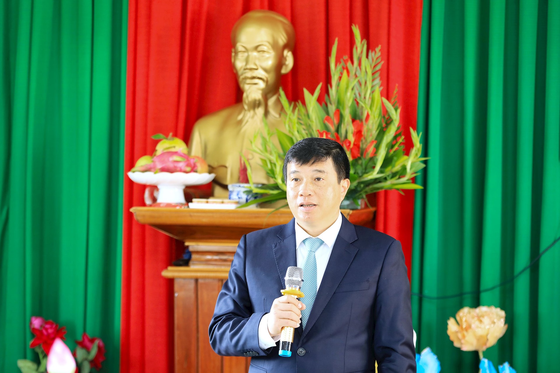 លេខាបក្សខេត្ត Lam Dong លោក Y Thanh Ha Nie Kdam បានផ្ញើសេចក្តីគោរពជូនពរ និងជូនពរលោកគ្រូ អ្នកគ្រូនៃសាលាបឋមសិក្សា Nguyen Van Troi។