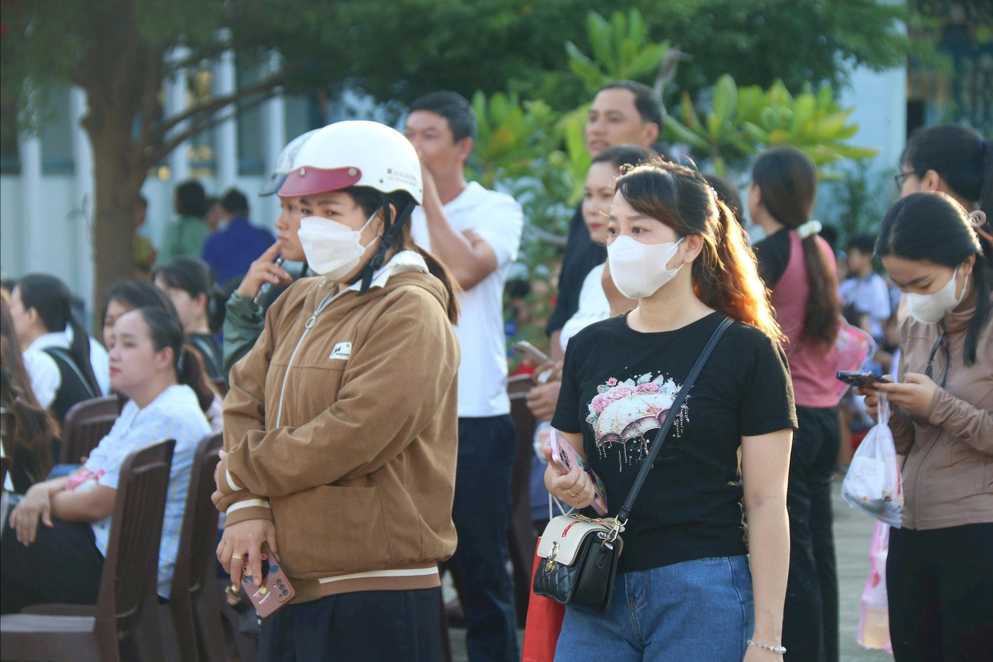 Các bậc phụ huynh đứng chơ con tại Trường Tiểu học Xuân An, Phường Hàm Thắng