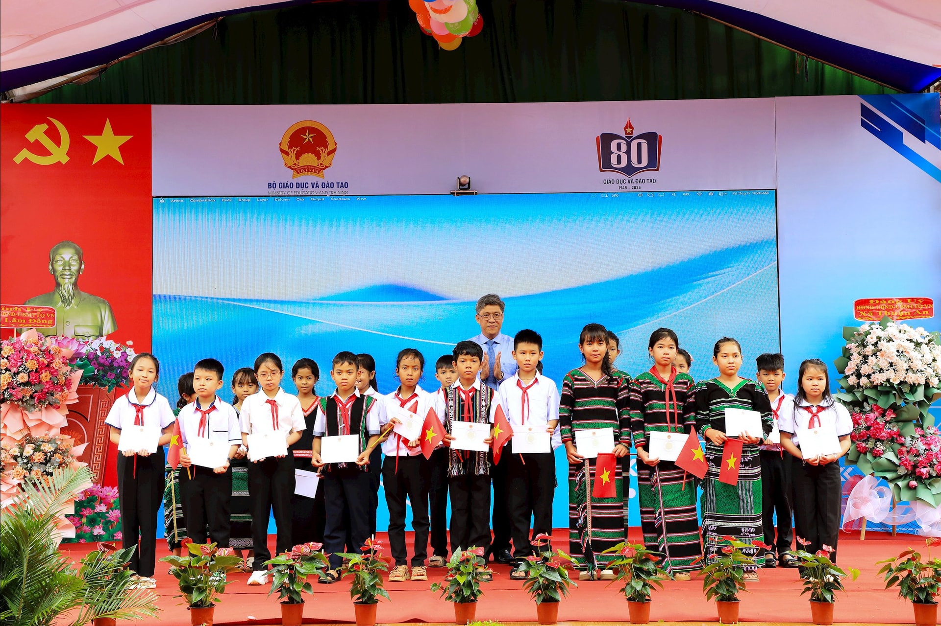 សិស្សានុសិស្សនៃសាលាបឋមសិក្សា Nguyen Van Troi បានទទួលអំណោយពីថ្នាក់ដឹកនាំគណៈកម្មាធិការប្រជាជនខេត្តក្នុងថ្ងៃបើកបវេសនកាល។