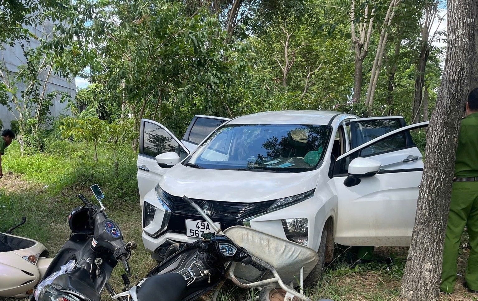 Chiếc ô tô mà các đối tượng sử dụng để cố thủ tại thời điểm Công an tổ chức kiểm tra