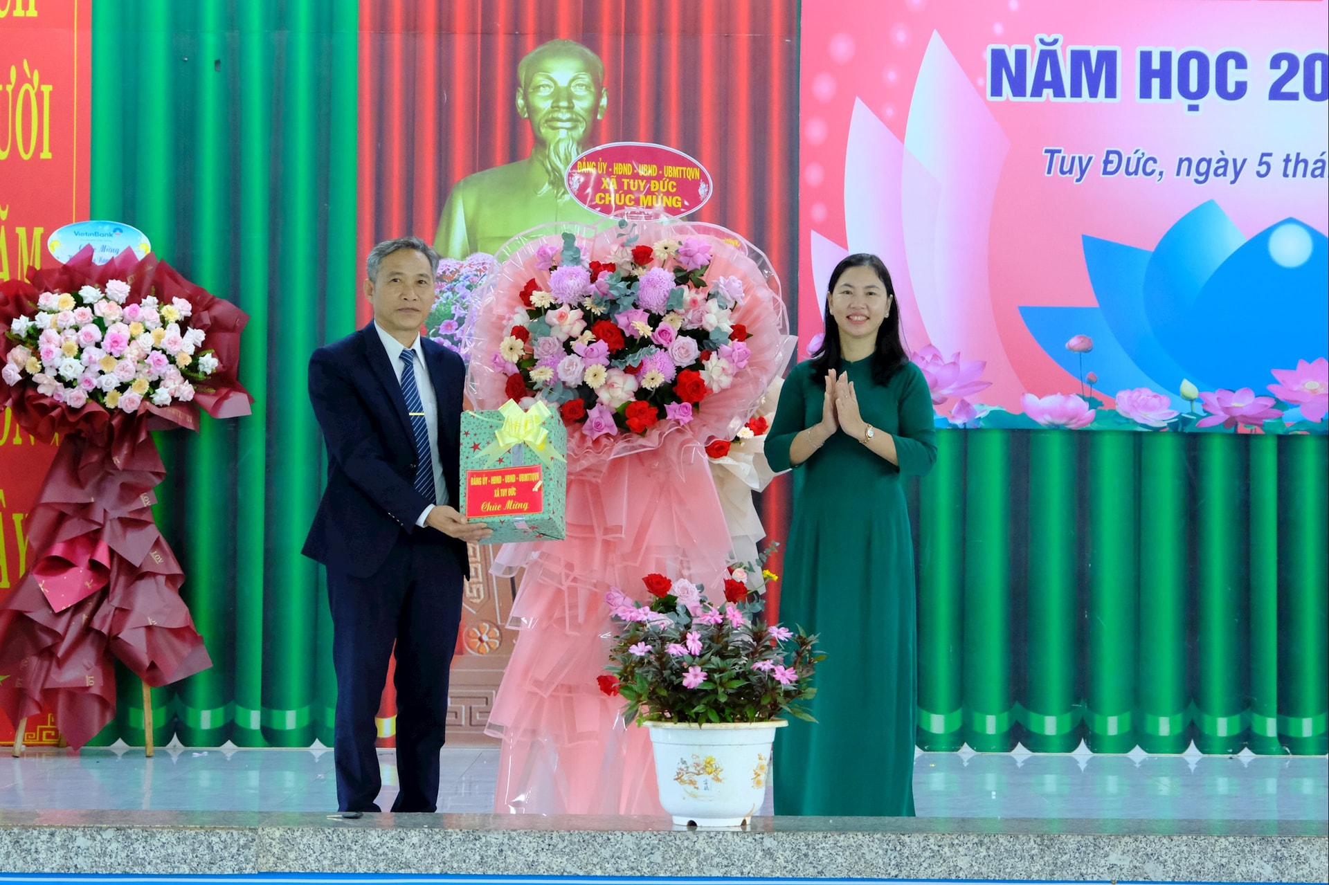 Bí thư Đảng uỷ, Chủ tịch HĐND xã Tuy Đức Phạm Thị Phượng tặng hoa và quà chúc mừng khai giảng năm học mới thầy trò nhà trường