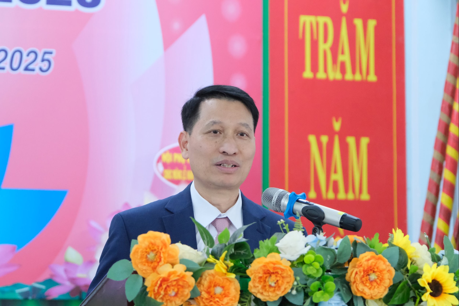 Đồng chí Bùi Huy Thành, Ủy viên Ban Thường vụ Tỉnh ủy, Giám đốc Sở Dân tộc và Tôn giáo tỉnh phát biểu tại Lễ khai giảng