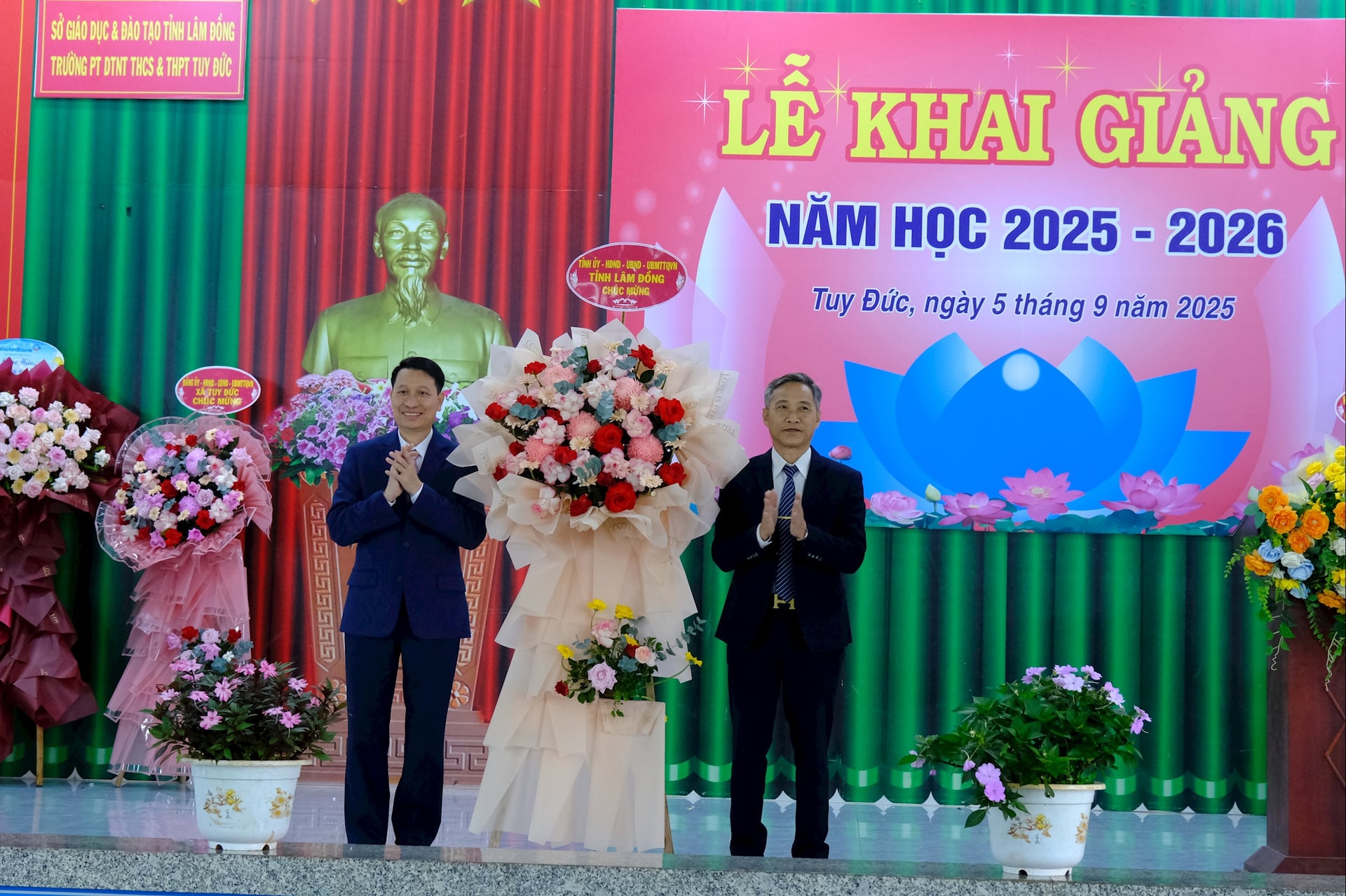 Đồng chí Bùi Huy Thành, Ủy viên Ban Thường vụ Tỉnh ủy, Giám đốc Sở Dân tộc và Tôn giáo tỉnh tặng hoa chúc mừng thầy cô và các em học sinh trường PT DTNT THCS & THPT Tuy Đức nhân dịp khai giảng năm học mới
