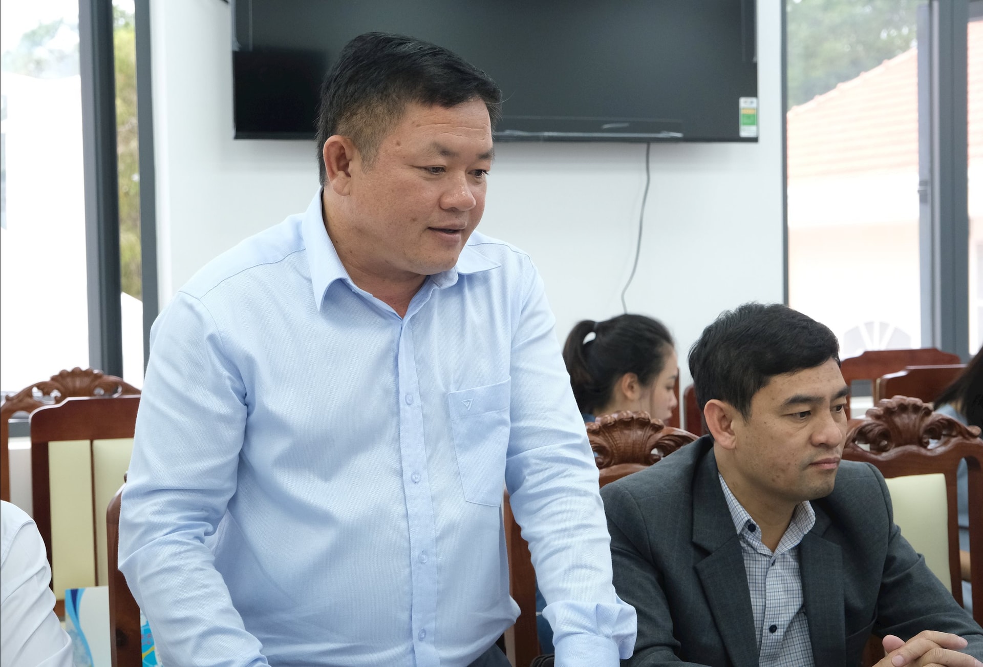 Chủ tịch UBND xã Đơn Dương báo cáo những kết quả địa phương đạt được khi được thụ hưởng Dự án 8