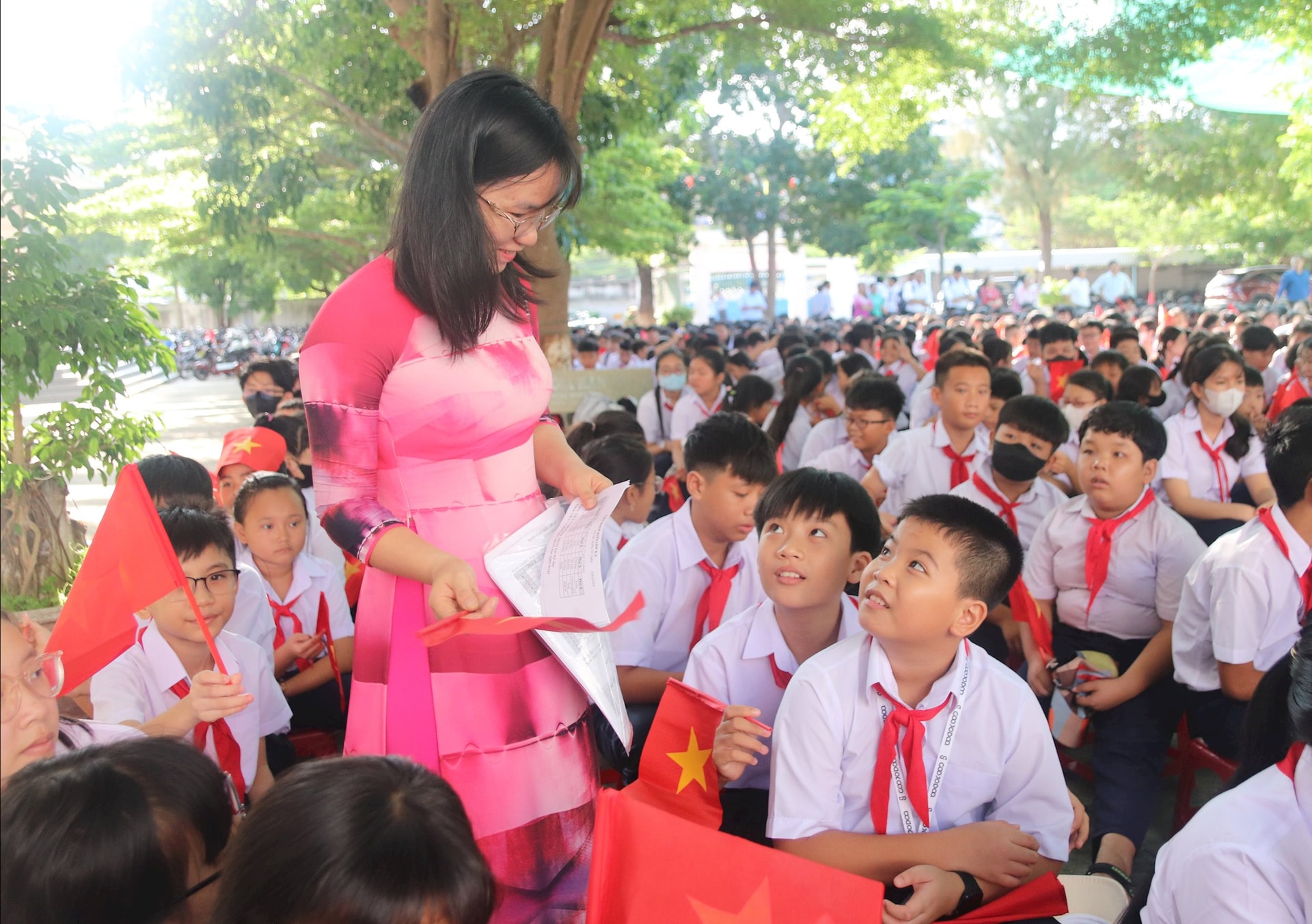 Frau Nguyen Thuy Diem, Klassenlehrerin der Klasse 6A2, verteilte den Stundenplan und nahm mit den Schülern an der Eröffnungsfeier teil.