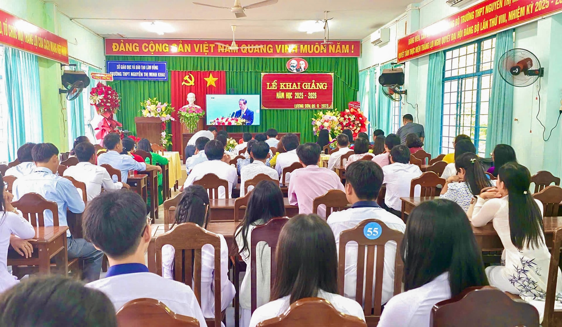 Delegater och rektor Nguyen Thi Minh deltog i föreläsningsturnén som anordnades av utbildningsministeriet (1).jpg