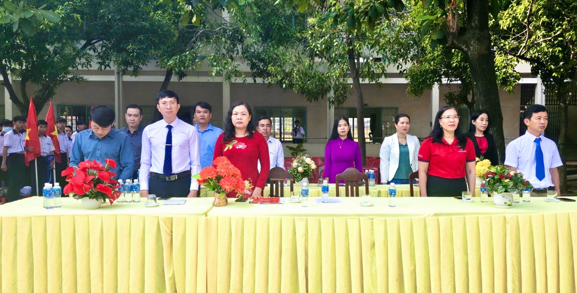 Deltagare, lärare och elever från Nguyen Thi Minh Khai High School hälsar eleverna vid öppningsceremonin för det nya läsåret (1).jpg