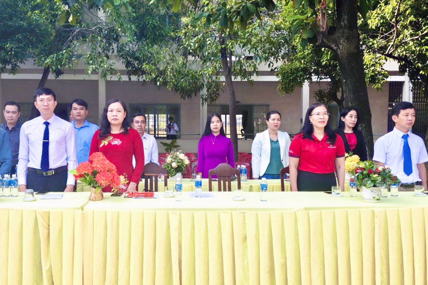 dai-bieu-cung-thay-va-tro-truong-thpt-nguyen-thi-minh-khai-chao-co-chao-tai-le-khai-giang-nam-hoc-moi-1-.jpg