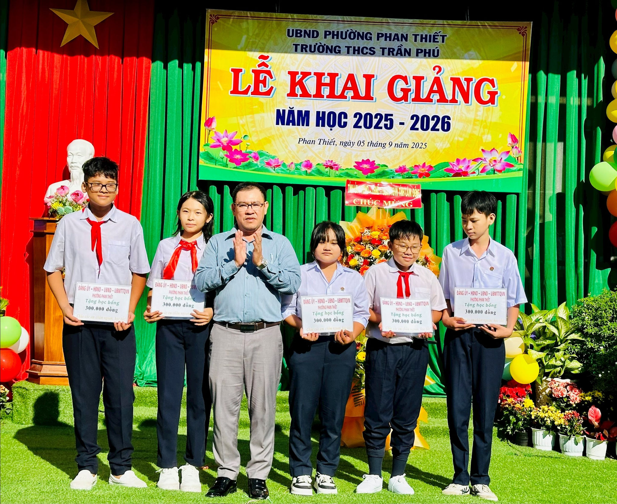 Đại diện Hội cha mẹ học sinh trao học bổng của địa phương cho học sinh khó khăn 