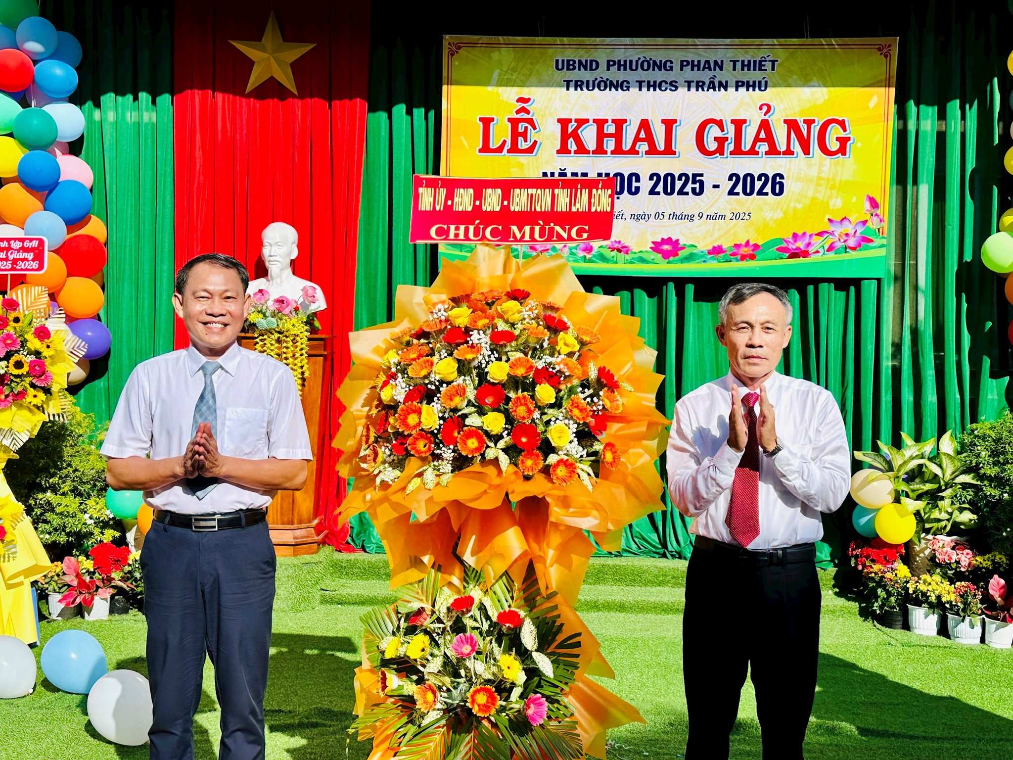 Đồng chí Nguyễn Văn Tám thay mặt lãnh đạo tỉnh tặng hoa chúc mừng lễ khai giảng 