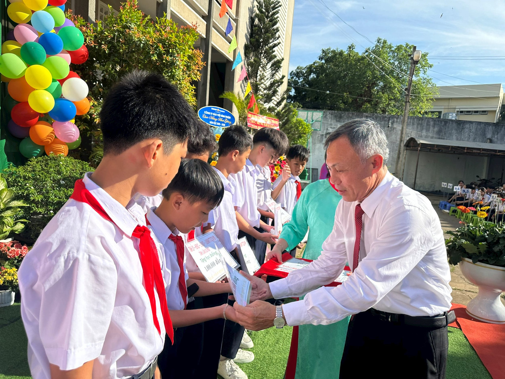 Đồng chí Nguyễn Văn Tám thay mặt lãnh đạo tỉnh trao 10 suất học bổng cho học sinh khó khăn 
