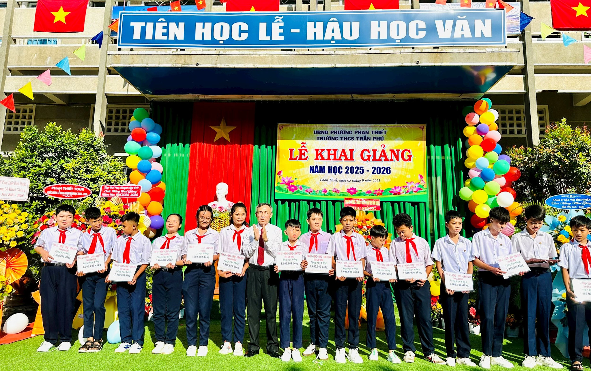 Đồng chí Nguyễn Văn Tám trao 15 suất học bổng cho học sinh khó khăn của trường 