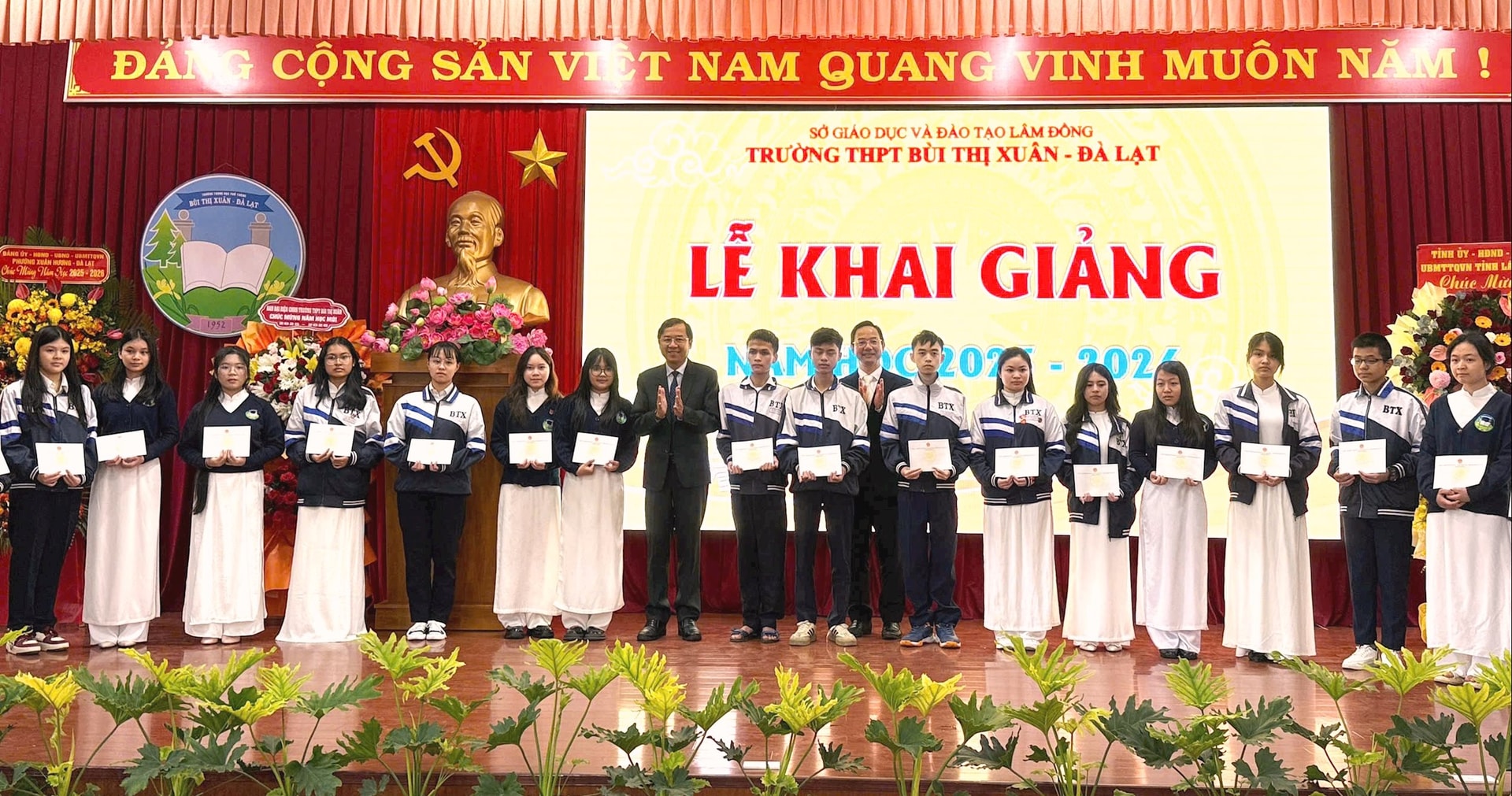 Đồng chí Tôn Thiện Đồng, Ủy viên Ban Thường vụ, Trưởng Ban Tổ chức Tỉnh ủy tặng học bổng cho cho sinh nghèo vượt khó Trường THPT Bùi Thị Xuân Đà Lạt