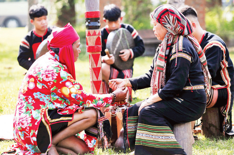 thay-cung-deo-vong-dong-cho-chu-le-de-cau-mong-suc-khoe-va-moi-dieu-tot-dep.jpg