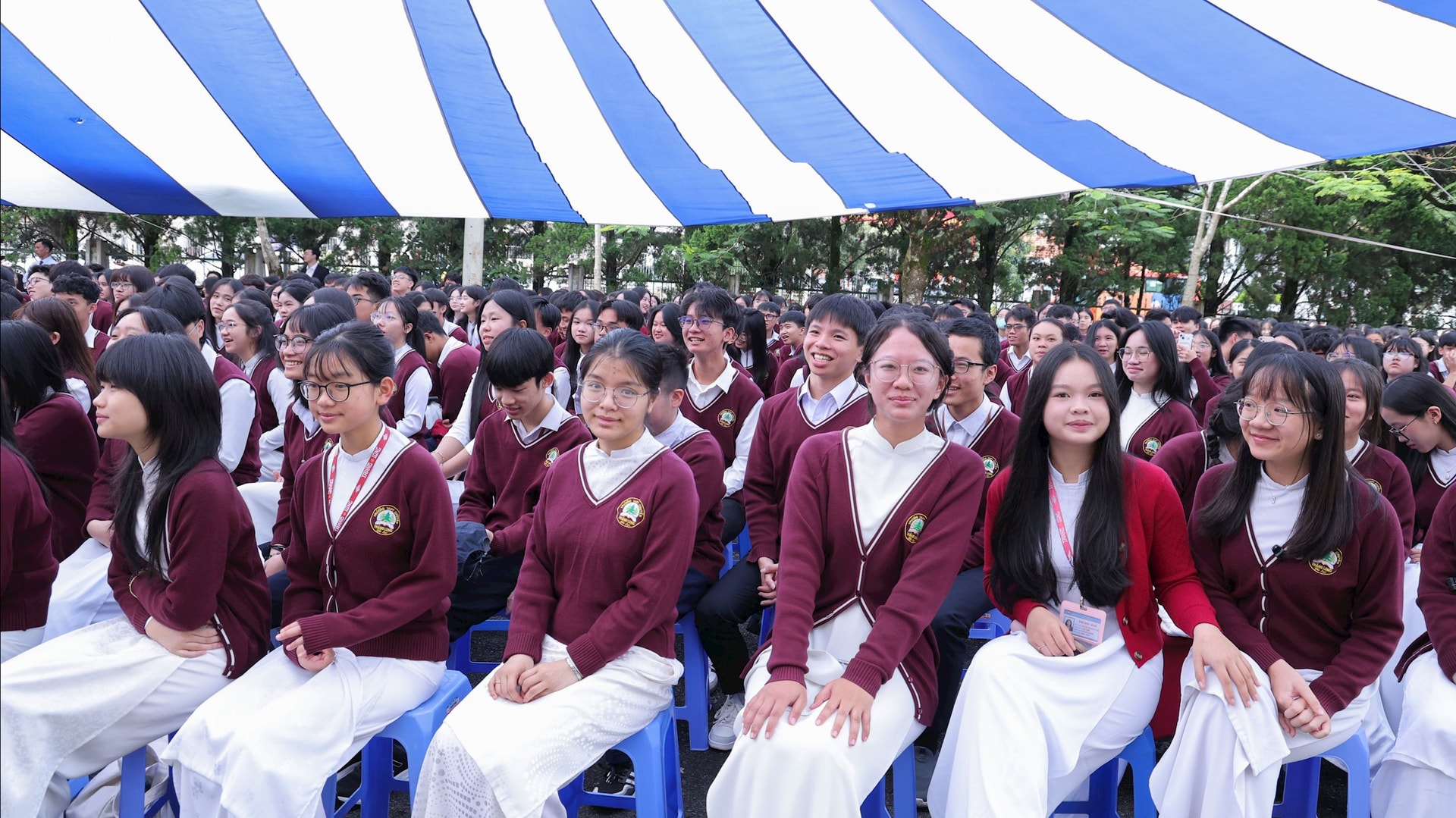 haohung-du-le-khai-ginag.jpg