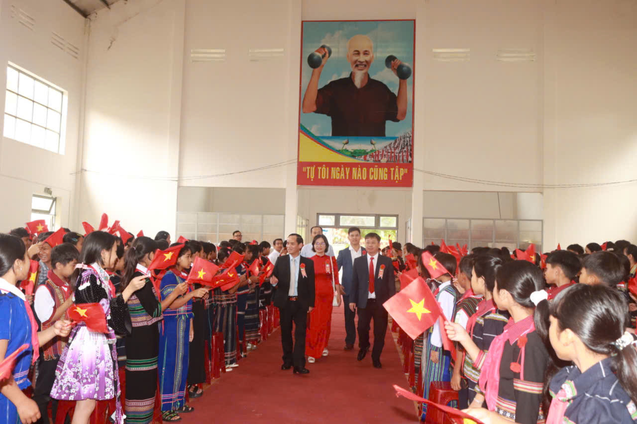 Học sinh chào mừng đại biểu về dự khai giảng