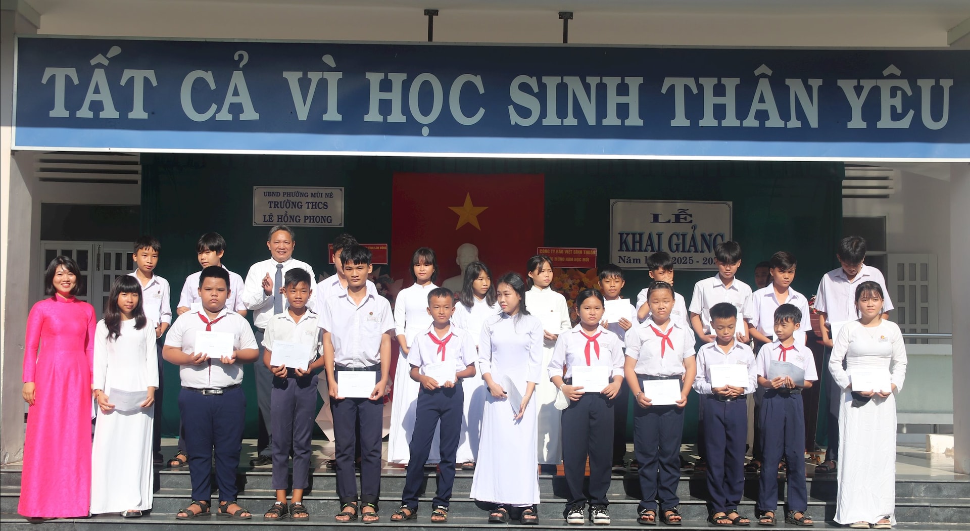 Schüler der Le Hong Phong Secondary School erhalten Stipendien