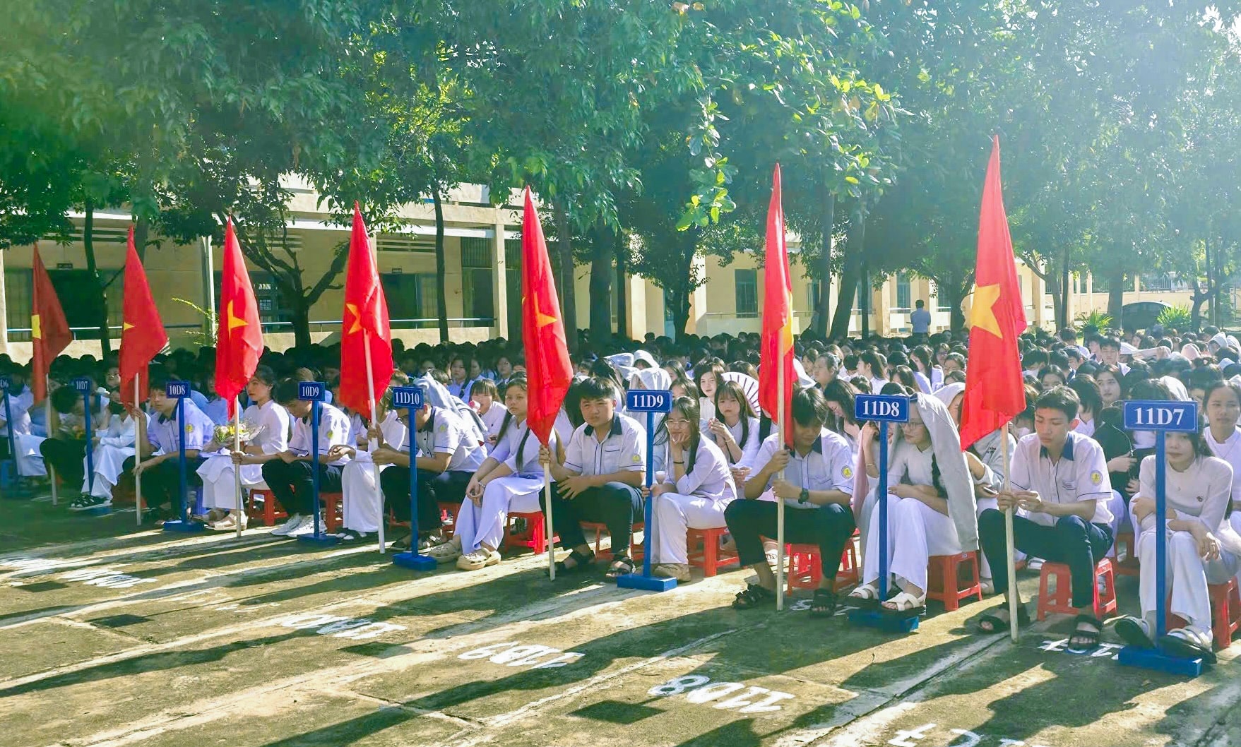 Elever från Nguyen Thi Minh High School deltar i öppningsceremonin för det nya läsåret (1).jpg