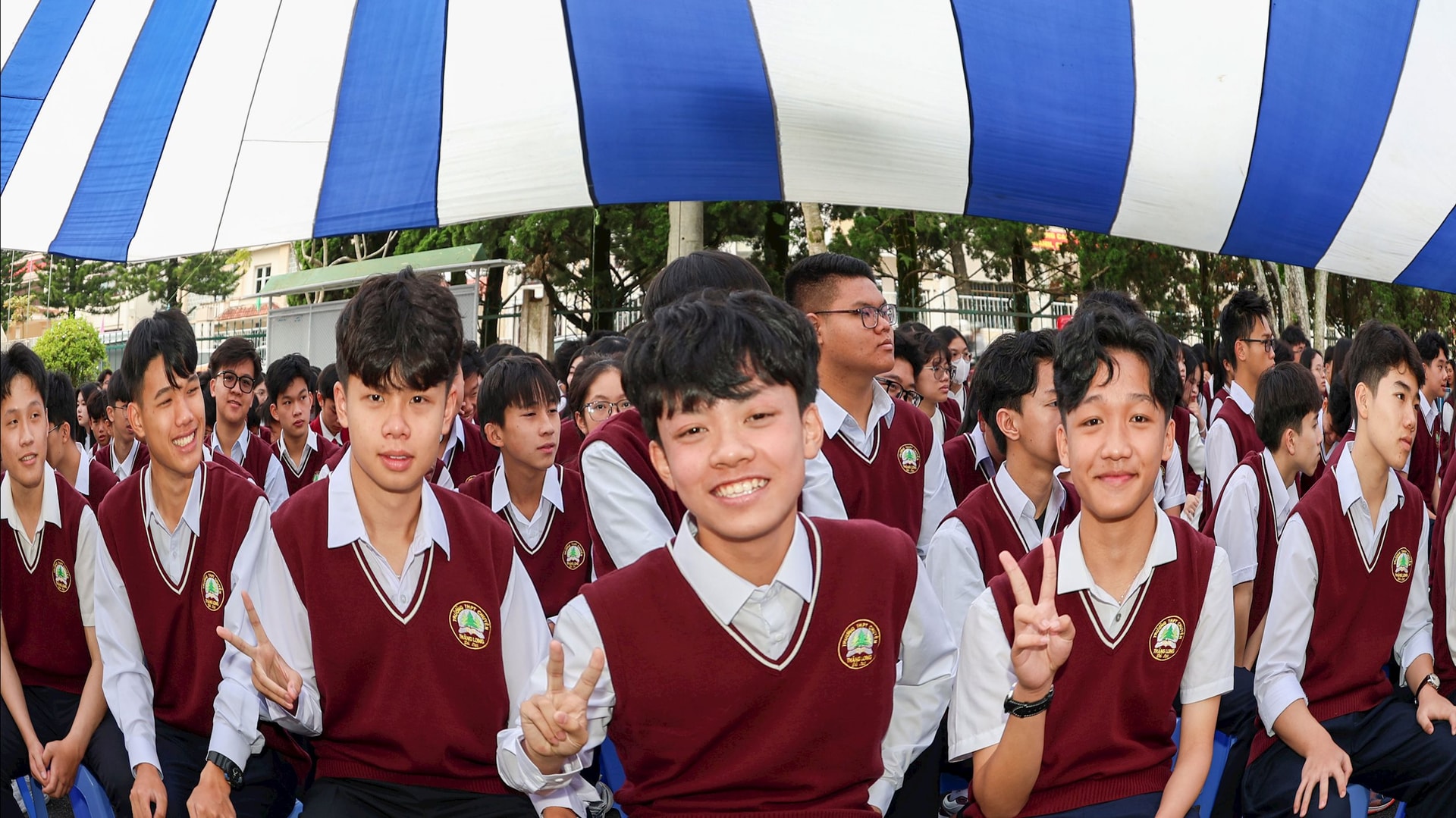 grade-11-students-hao-hung-du-khai-giang.jpg