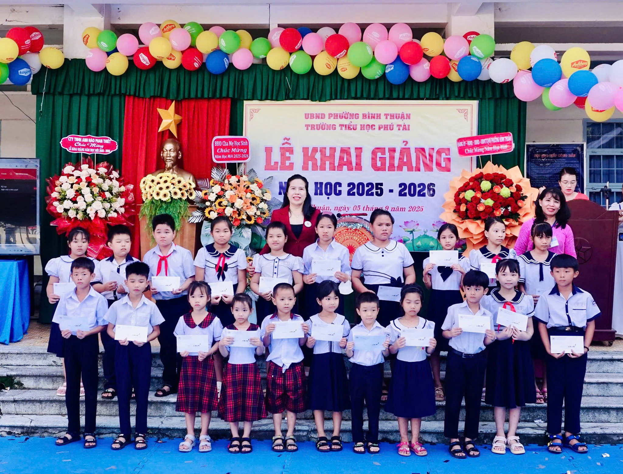 Hội Chữ thập đỏ tỉnh Lâm Đồng trao tặng quà cho các em học sinh có hoàn cảnh khó khăn của Trường Tiểu học Phú Tài