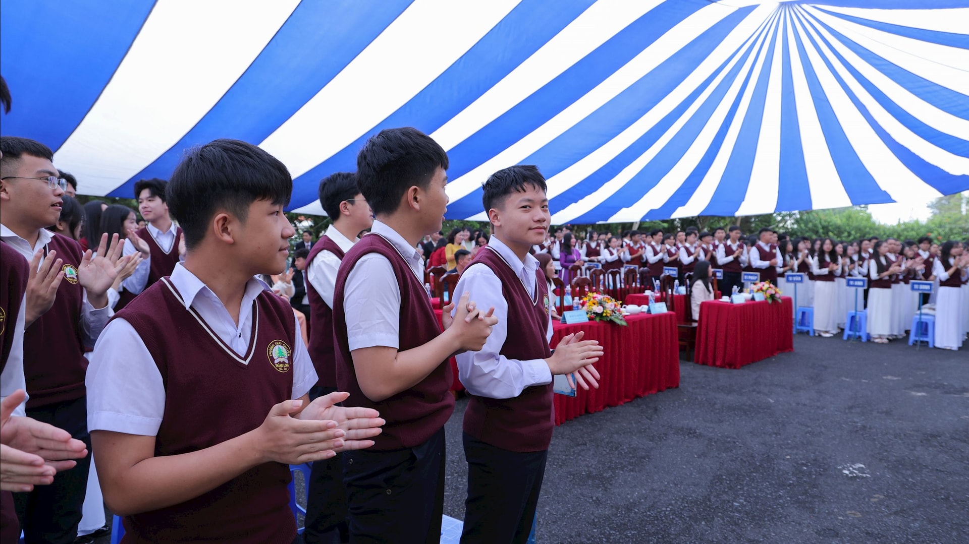 Lehrer und Schüler der Thang Long High School for the Gifted begrüßten das neue Schuljahr mit Applaus, nachdem Generalsekretär To Lam per Videokonferenz die Eröffnungstrommel geschlagen hatte.