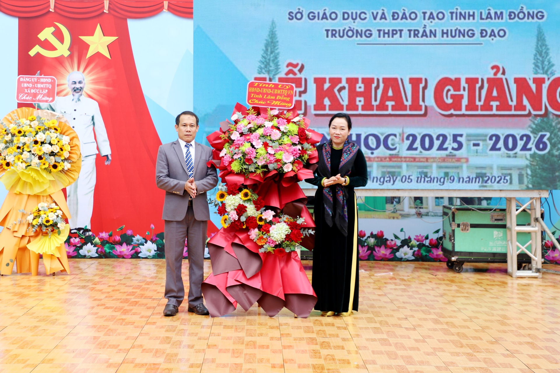 Thay mặt tỉnh Lâm Đồng, đồng chí Mai Thị Xuân Trung tặng hoa chúc mừng thầy, trò Trường THPT Trần Hưng Đạo