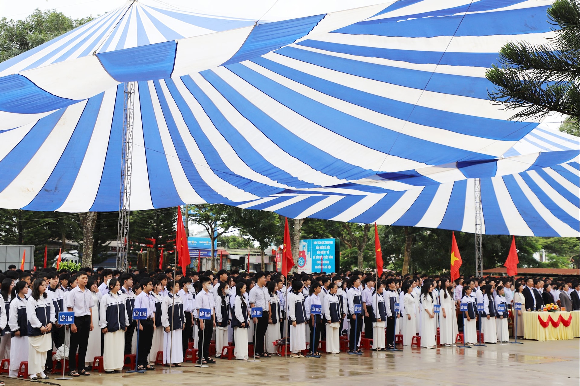 Các đại biểu và học sinh thực hiện nghi thức chào cờ