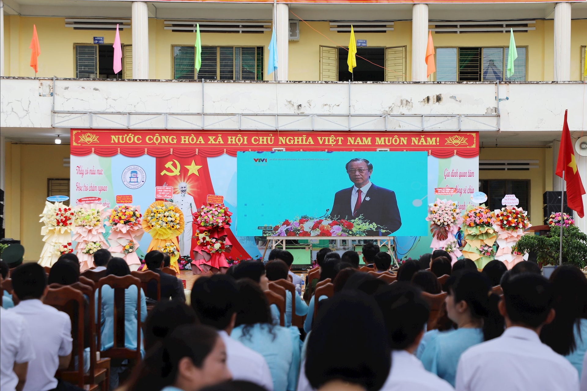 Trường THPT Trần Hưng Đạo theo dõi Lễ Khai giảng trực tuyến, kết nối với điểm chính của Bộ Giáo dục và Đào tạo