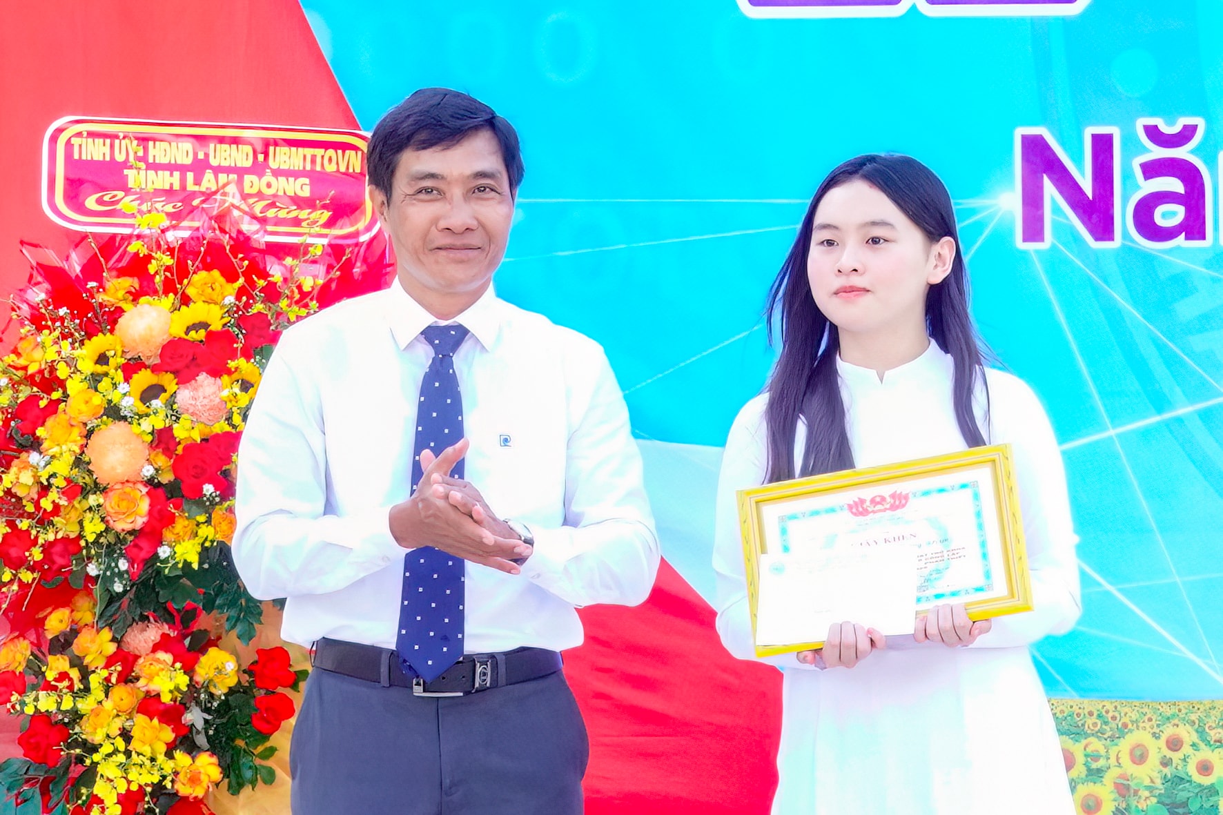 Nagradzanie uczennicy Tran Mai Hoang Kim, prymuski na egzaminie wstępnym do 10. klasy