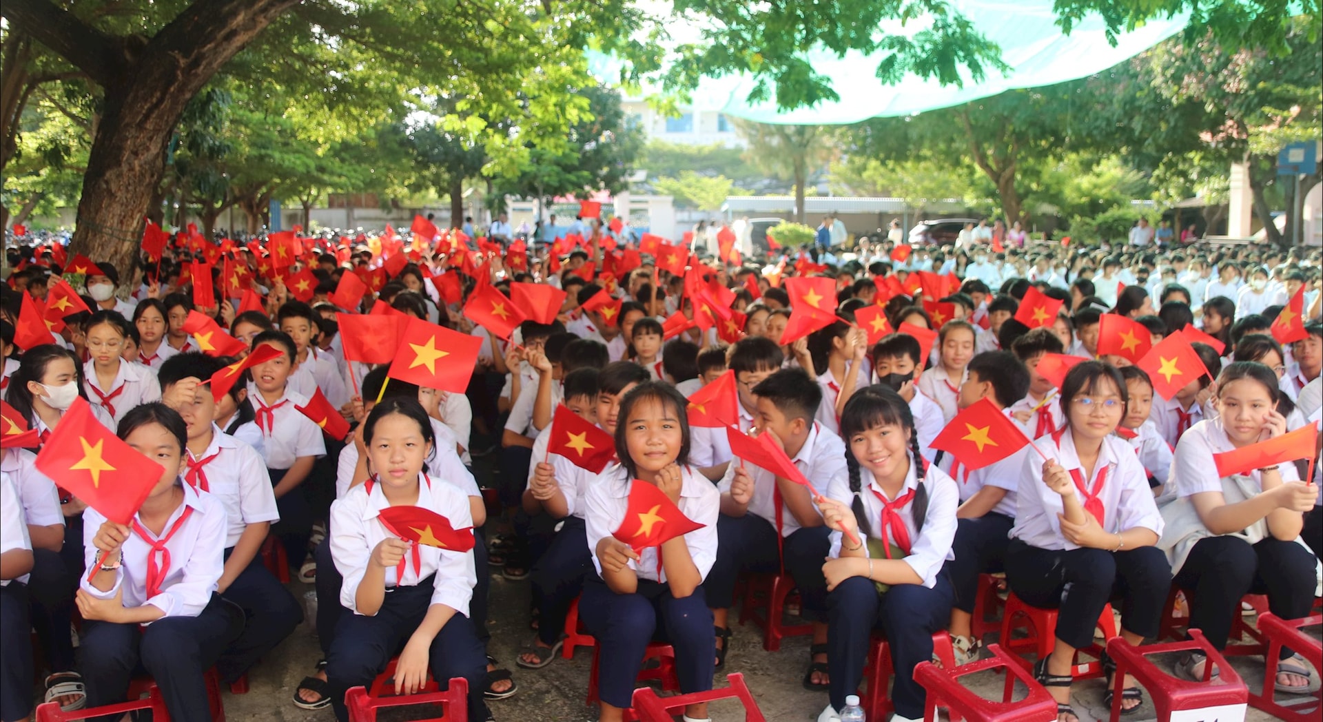 Die Atmosphäre der Eröffnungszeremonie an der Le Hong Phong Secondary School war erfüllt von Freude und Stolz und den Farben der Nationalflagge.