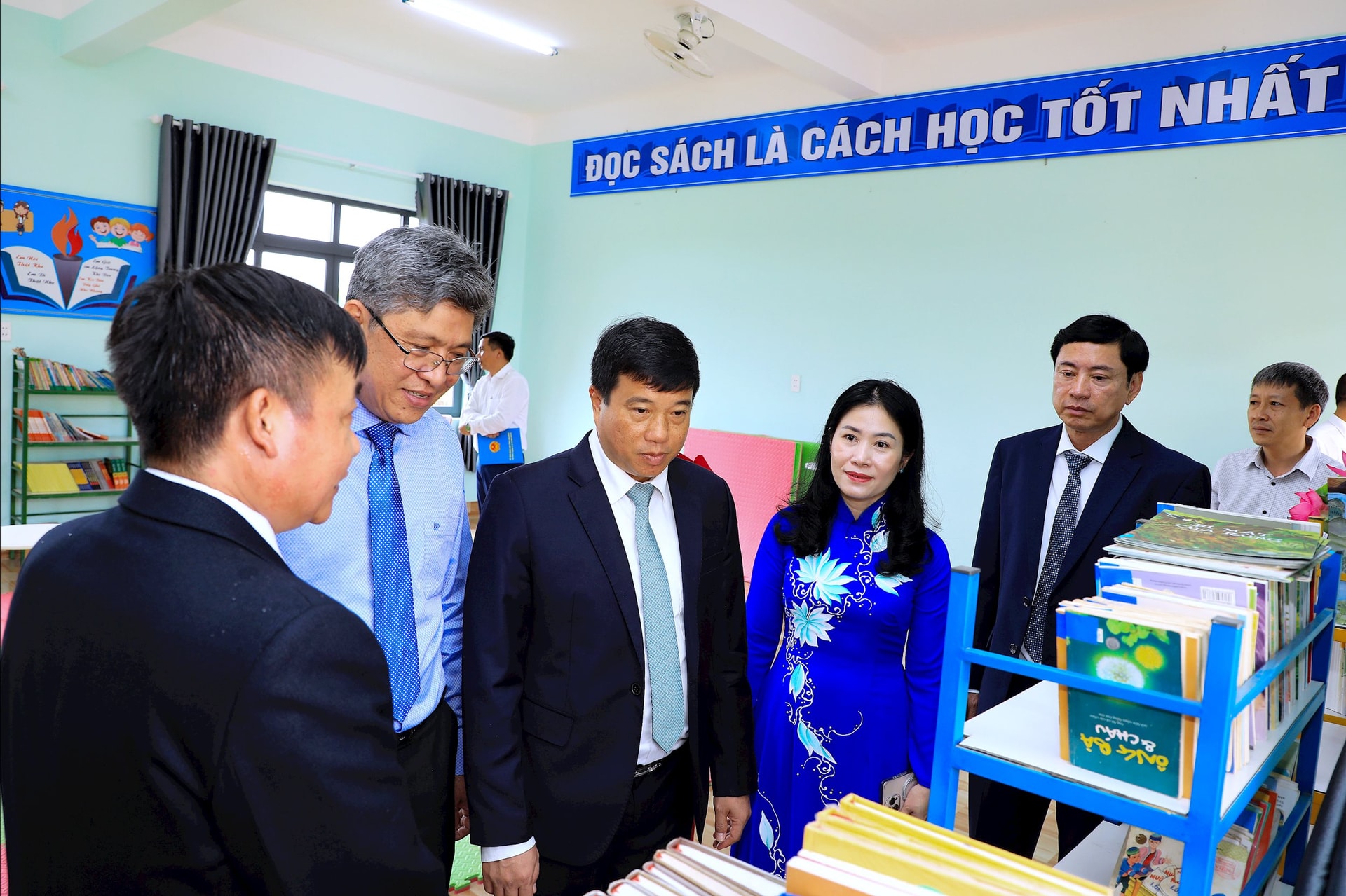 ថ្នាក់ដឹកនាំខេត្តចុះពិនិត្យឧបករណ៍នៅបណ្ណាល័យសាលាបឋមសិក្សា Nguyen Van Troi