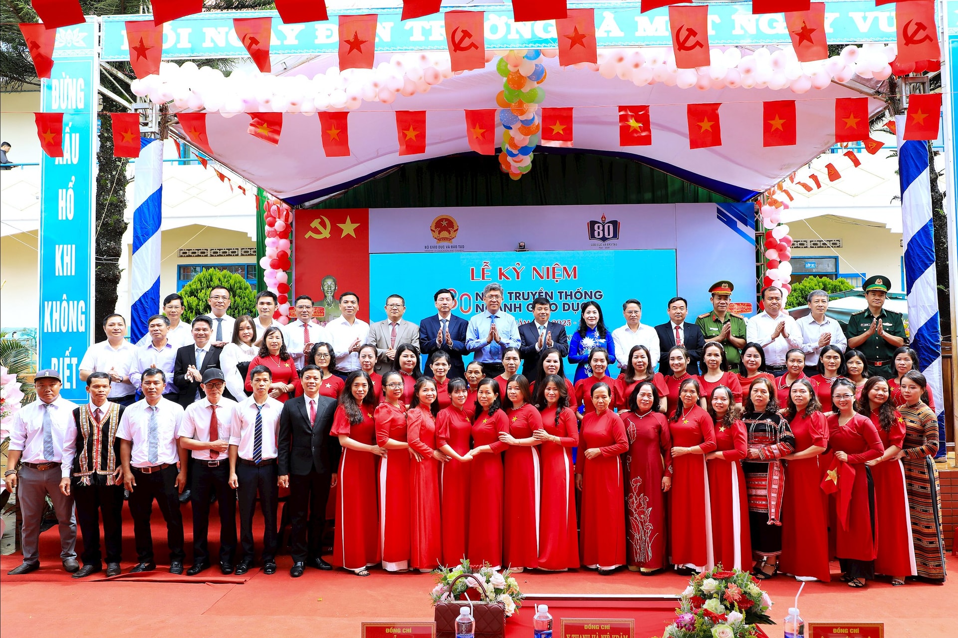 ថ្នាក់ដឹកនាំខេត្ត Lam Dong និងមន្ទីរ សាខា និងតំបន់បានថតរូបអនុស្សាវរីយ៍ជាមួយលោកគ្រូអ្នកគ្រូនៃសាលាបឋមសិក្សា Nguyen Van Troi