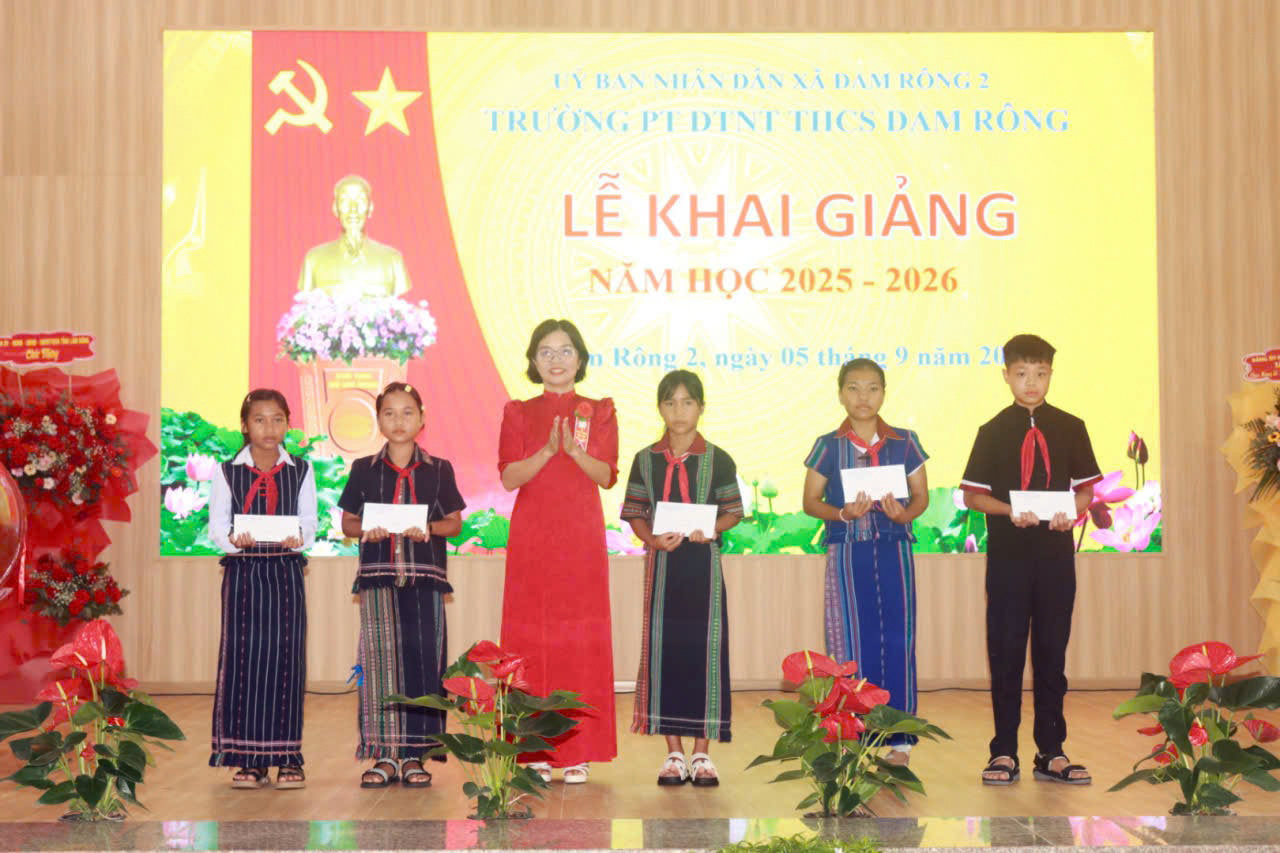 lanh-dao-xa-dam-rong-2-trao-hoc-bong-cho-hoc-sinh(1).jpg