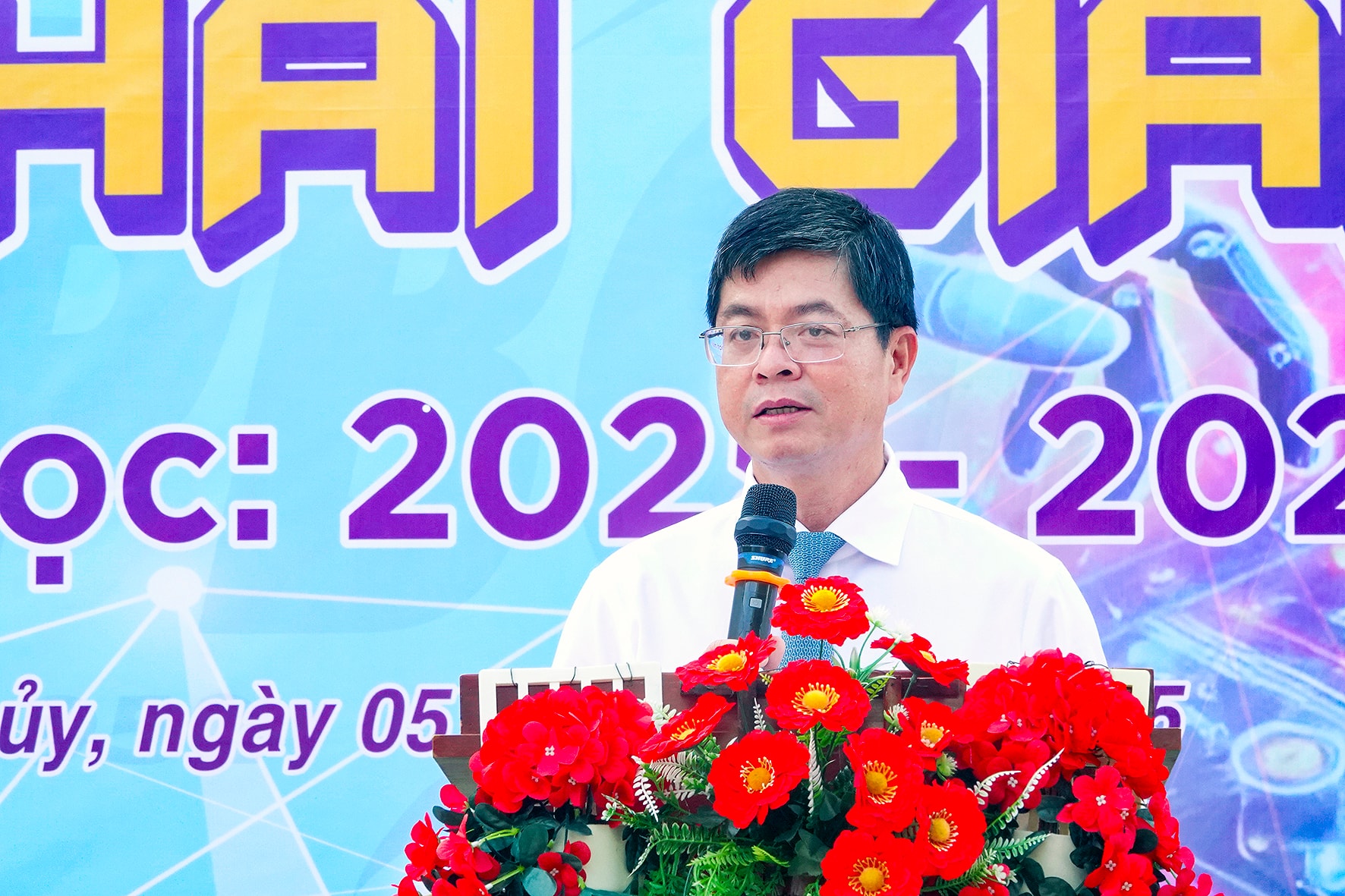 Pan Nguyen Hong Hai, członek Stałego Komitetu Prowincjonalnej Partii, wiceprzewodniczący Prowincjonalnego Komitetu Ludowego, wygłosił przemówienie gratulacyjne (1)