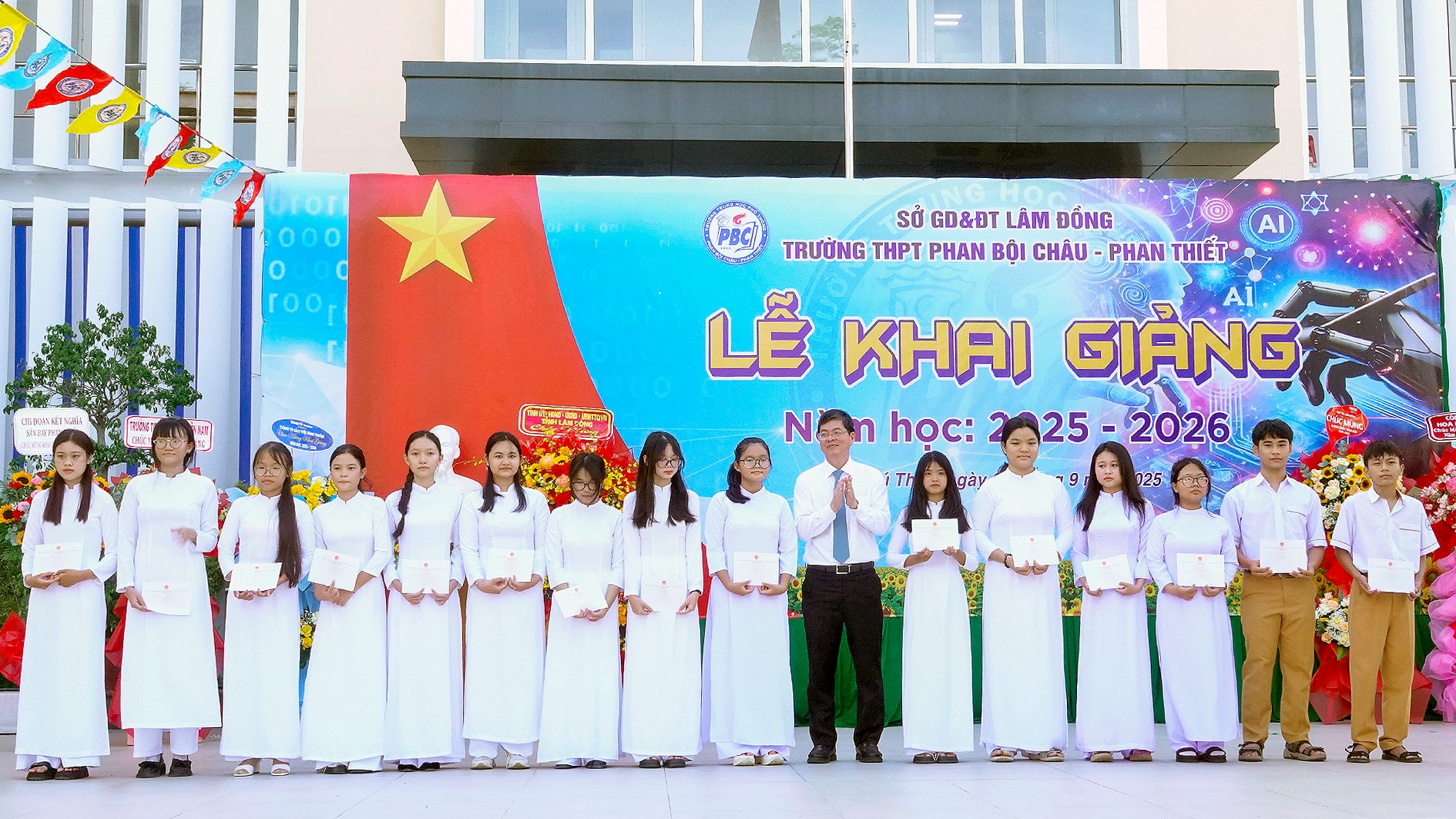 Pan Nguyen Hong Hai, członek Stałego Komitetu Prowincjonalnego Partii, wiceprzewodniczący Prowincjonalnego Komitetu Ludowego, przyznał stypendia studentom znajdującym się w trudnej sytuacji.