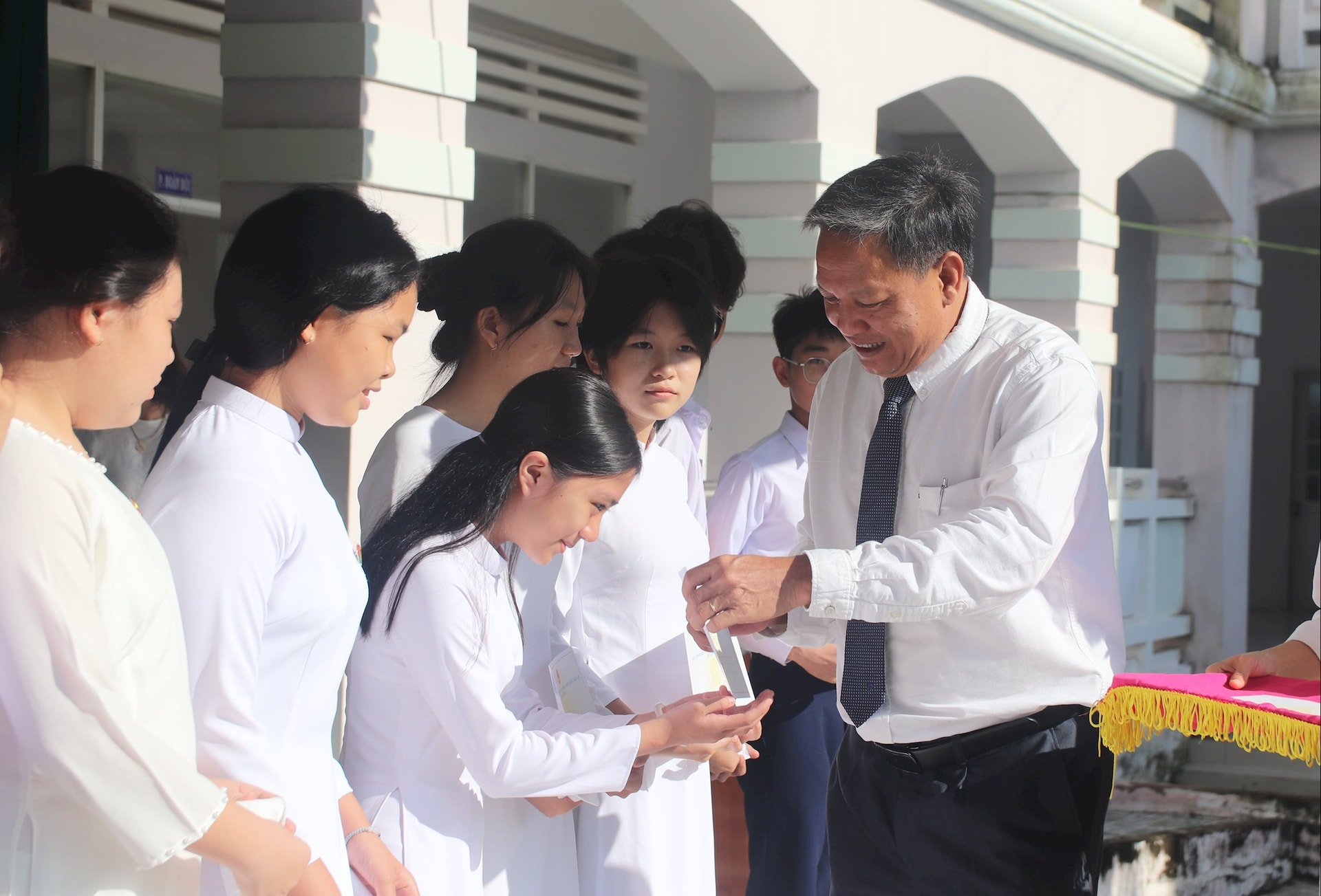 Herr Pham Van Nam überreichte Schülern der Le Hong Phong Secondary School Stipendien aus der Provinz Lam Dong.