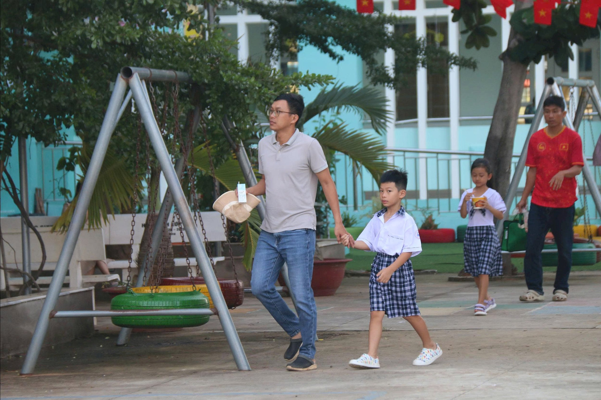Phụ huynh đưa con đến khai giảng tai Trường Tiểu học Xuân An, phường Hàm Thắng