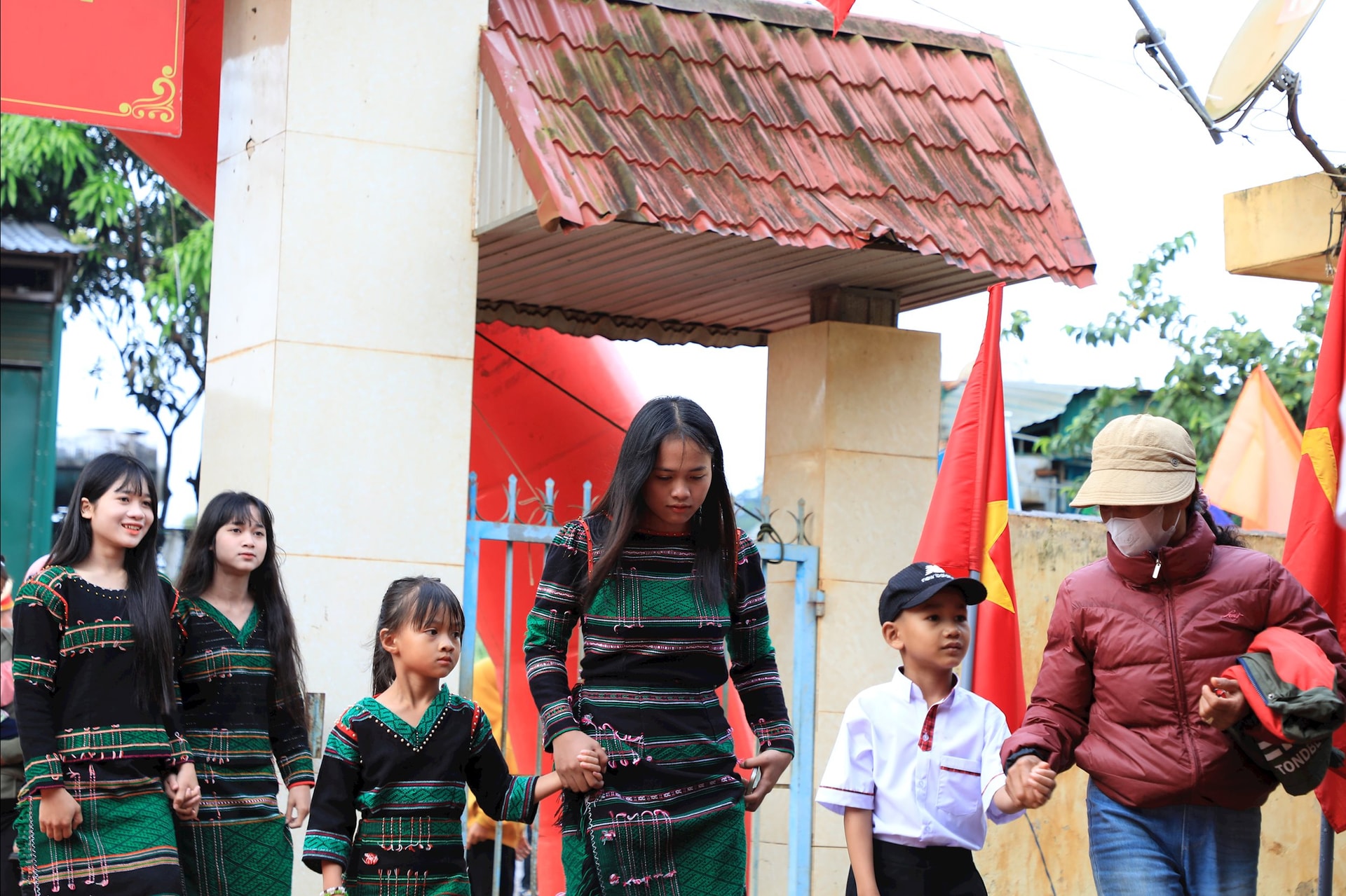 ឪពុកម្តាយ និងយុវជនឃុំ Thuan An បាននាំកូនៗមកចូលរួមពិធីបើកនៅសាលាបឋមសិក្សា Nguyen Van Troi។
