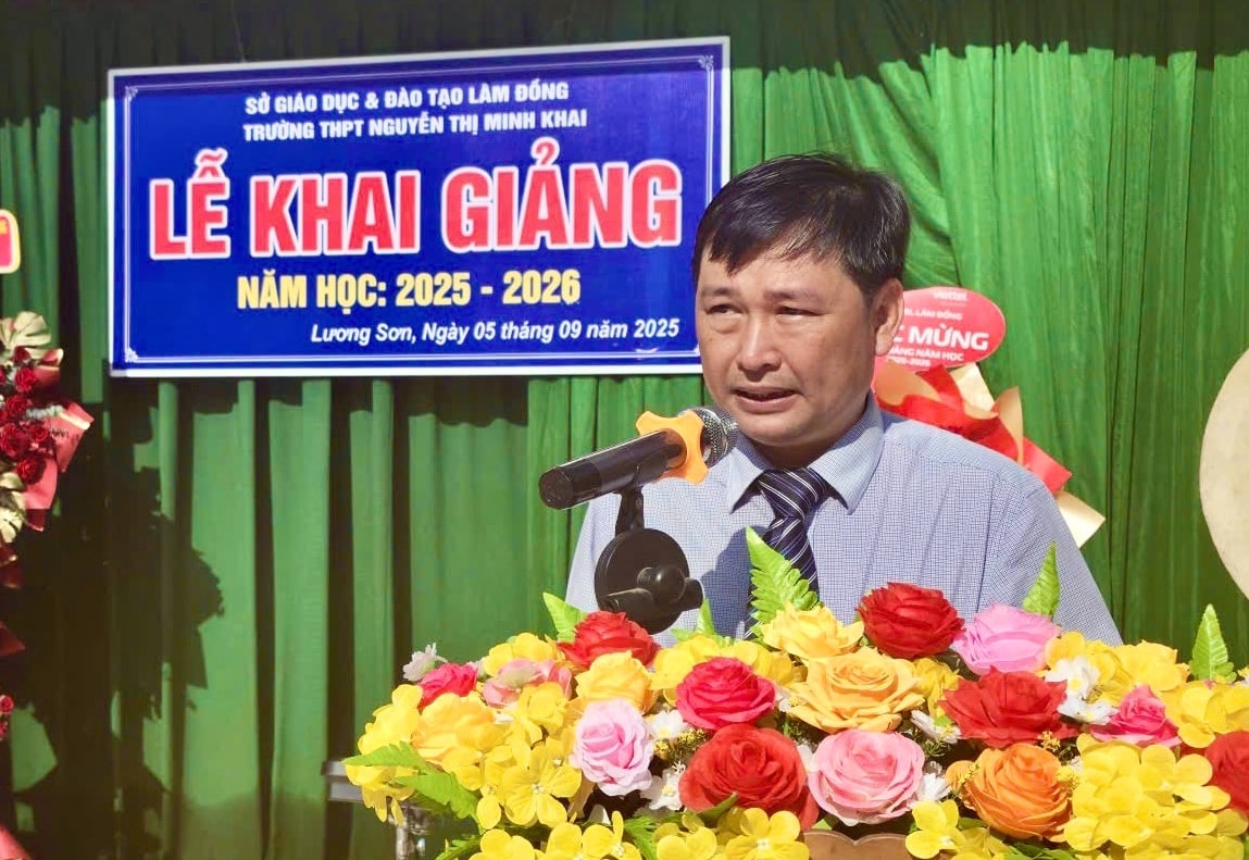 Rektor för Nguyen Thi Minh High School håller tal vid öppningsceremonin för det nya läsåret (1).jpg