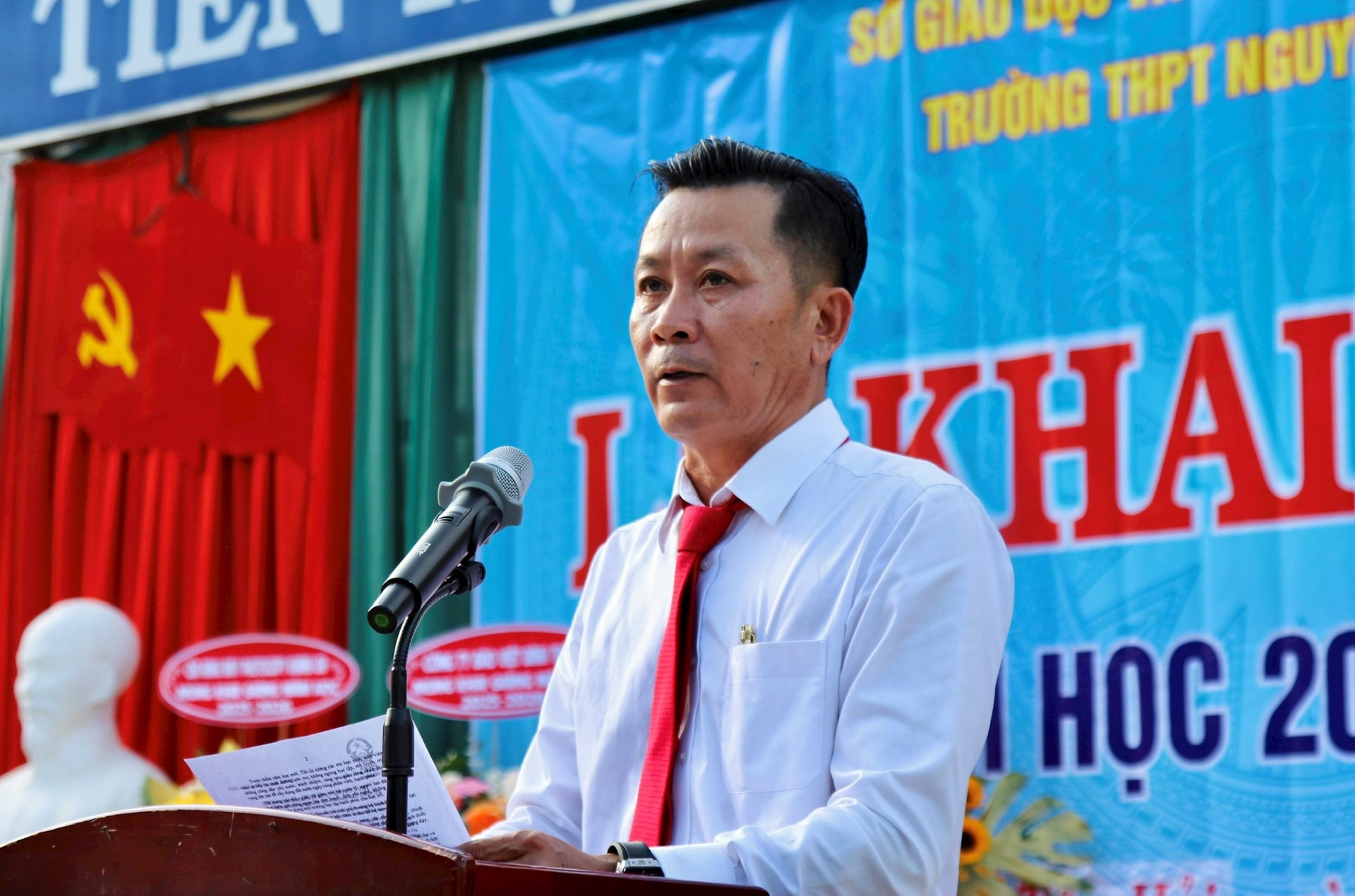 Thầy Nguyễn Quốc Huy – Hiệu trưởng nhà trường trang trọng đọc Thư chúc mừng năm học mới 2025 – 2026 của Chủ tịch nước gửi đến ngành Giáo dục