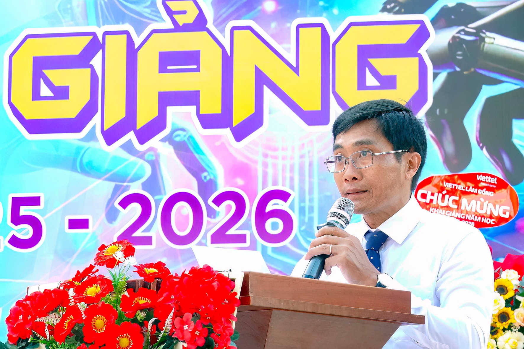 Dyrektor szkoły Phan Boi Chau, pan Nguyen Thanh Hiep, odczytał list od prezesa Luong Cuonga do sektora edukacji i wygłosił przemówienie podczas ceremonii otwarcia nowego roku szkolnego.