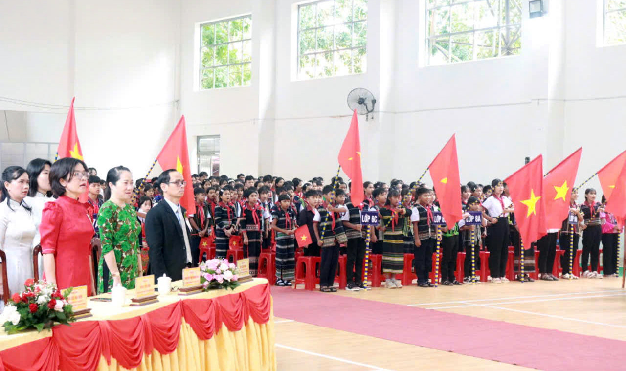 toan-truong-dong-loat-hat-quoc-ca-trong-le-khai-giang-2-(1).jpg