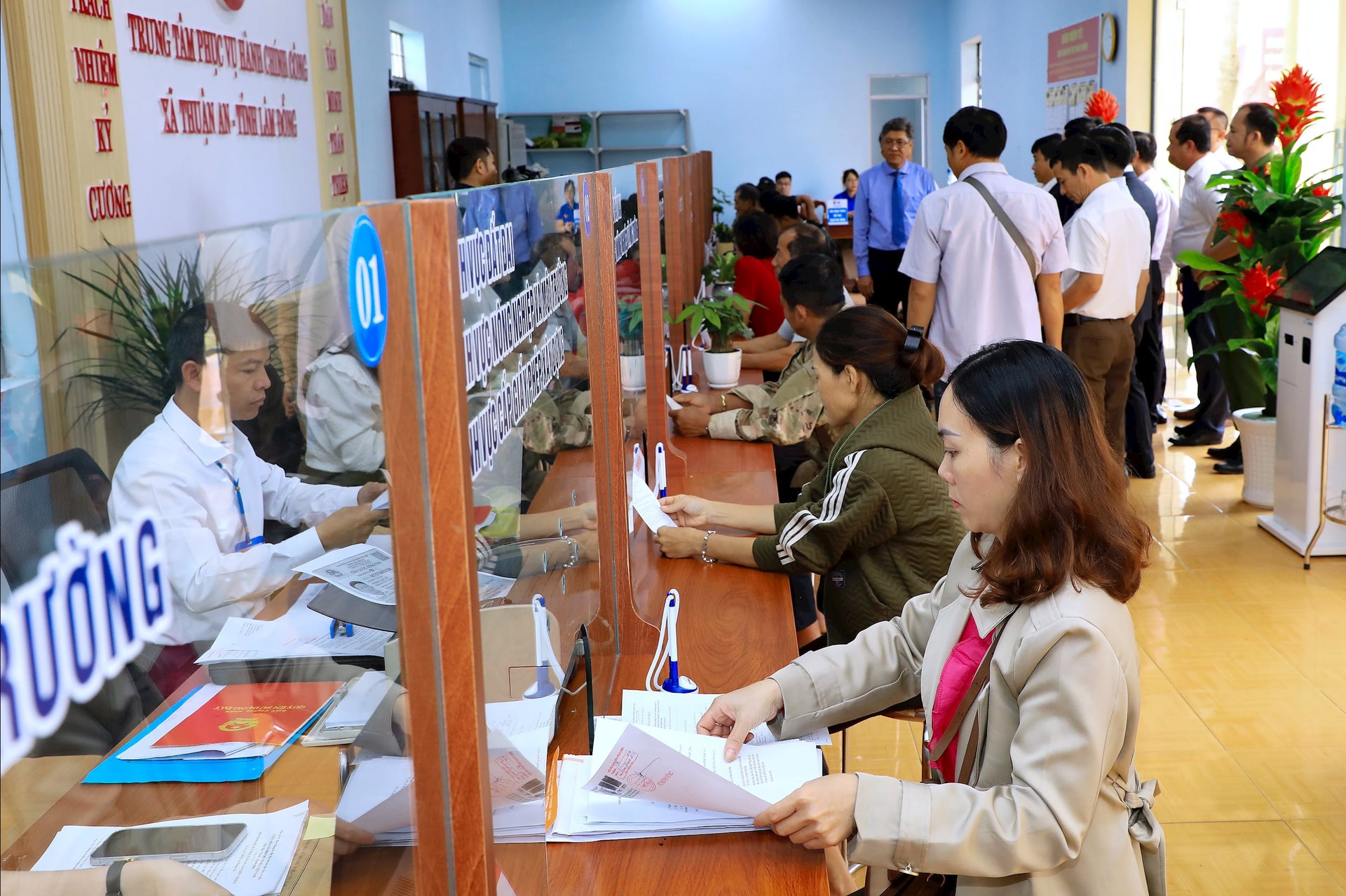មជ្ឈមណ្ឌលសេវាកម្មរដ្ឋបាលសាធារណៈឃុំ Thuan An គឺជាកន្លែងភ្លឺក្នុងចំណោមឃុំព្រំដែនទាំង 5 របស់ Lam Dong។
